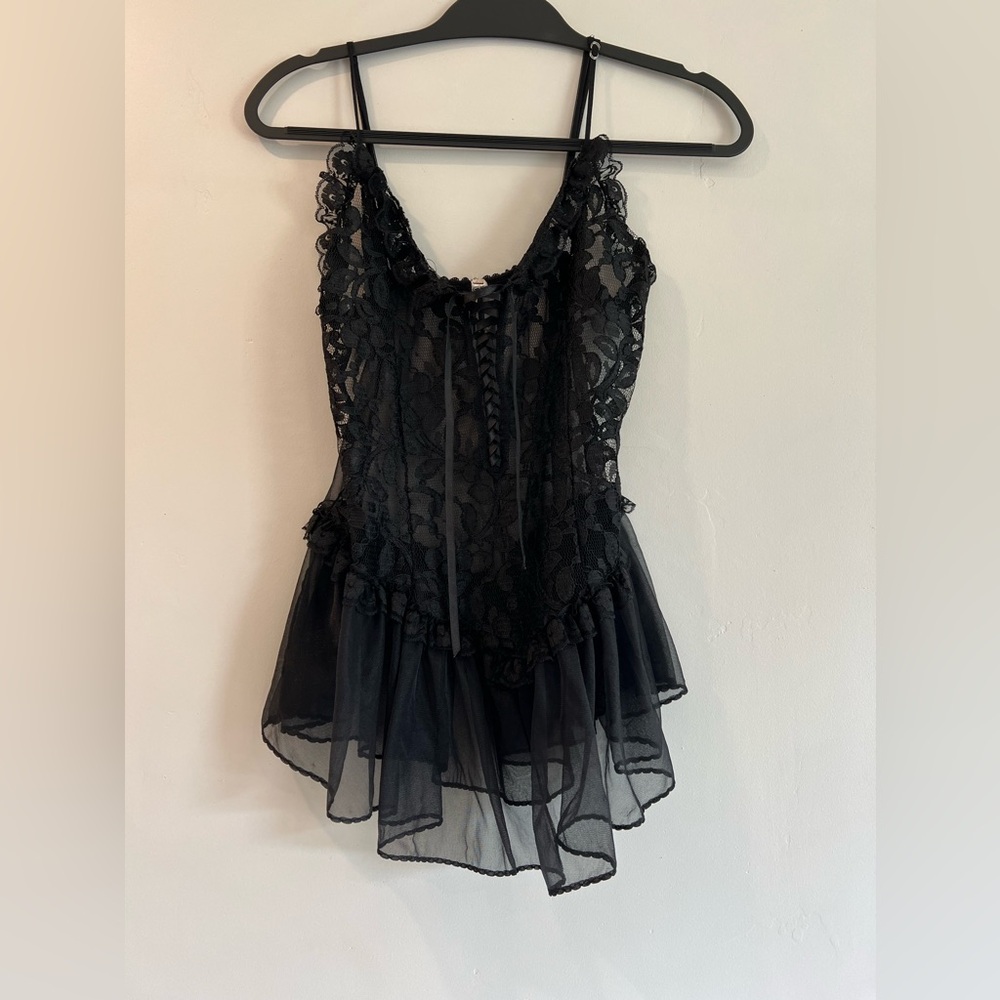 Black lace and mesh see-through tank top. Size medium but fits small. 🖤🖤